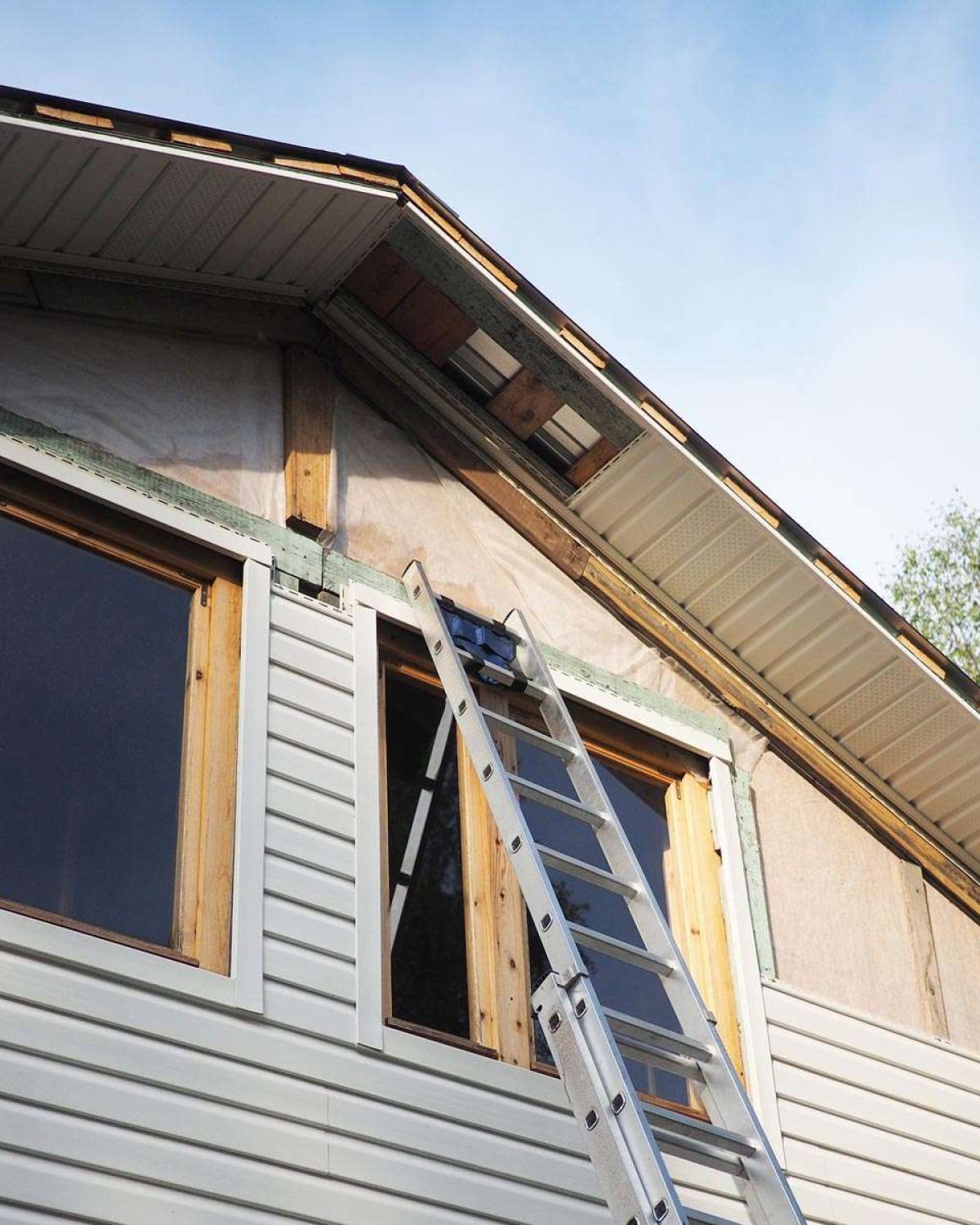 homeguide-contractor-repairing-warped-siding-from-water-damage